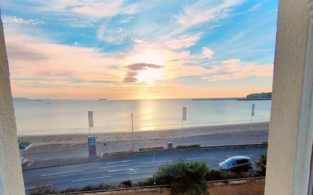 Sunrise View - Beachfront Apartment, Weymouth