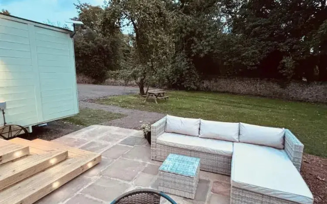 Shepherds Hut With Hot Tub