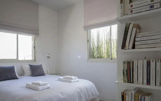 Melchett Plume in Tel Aviv-yafo