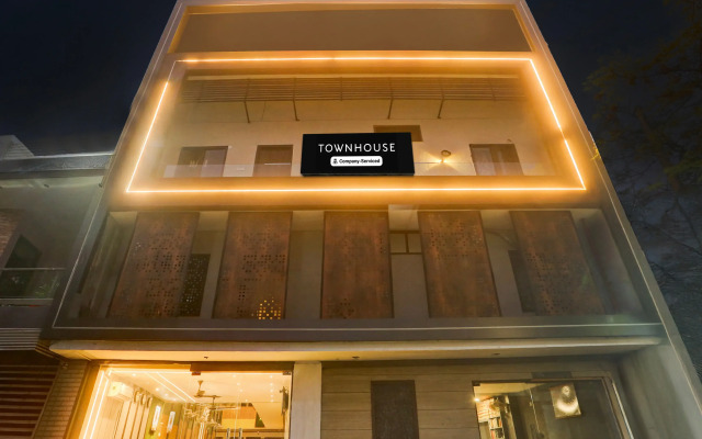 Super Townhouse Haibowal Chowk Near DMC