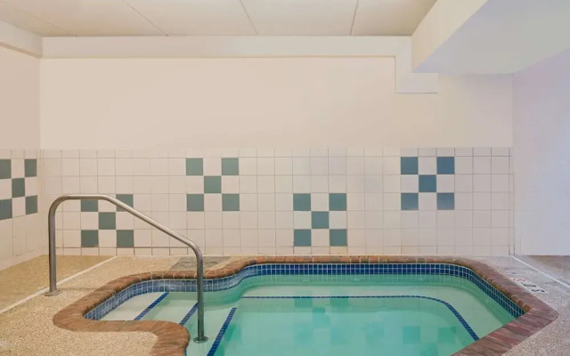 Ramada Plymouth Hotel And Conference Center