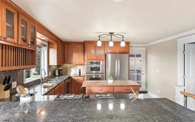 Renton Lakeside Oasis, Lakeview, 4B 2.5B, Spacious