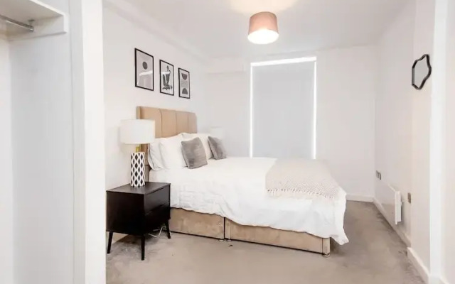 Salford - 2 Bed Apartment - Sleeps 4 - Wifi