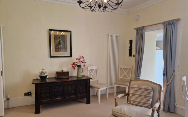 JOIVY Gorgeous Georgian Flat