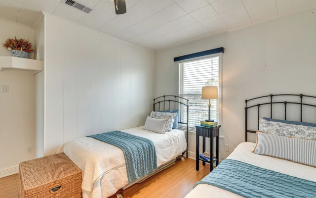 Pet-friendly Galveston Home - Walk to Beaches!