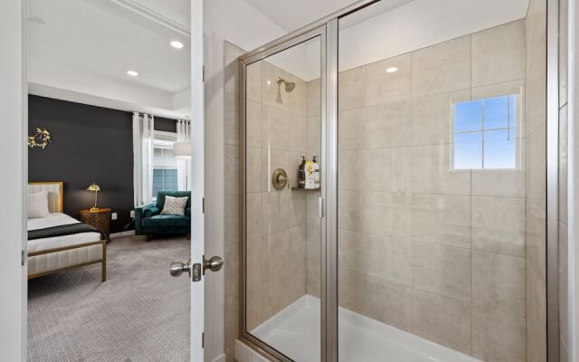 New Build W/ Great Backyard & Lake Access!