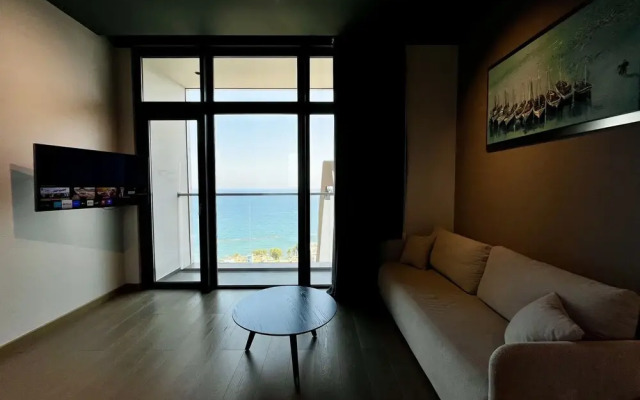 128 LIM - 2106 Stay Only Tower Suite