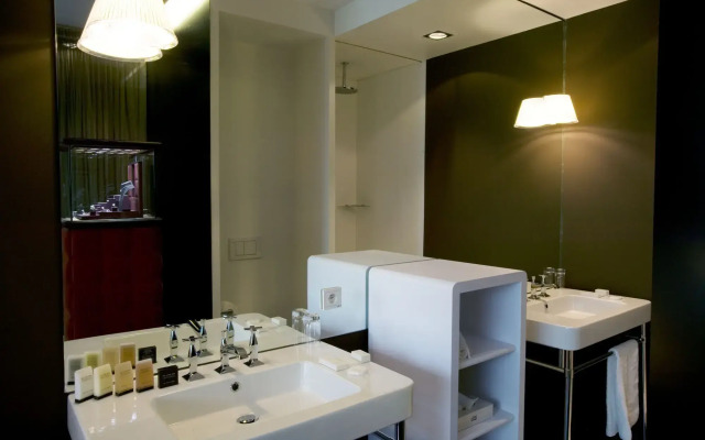 D-Hotel