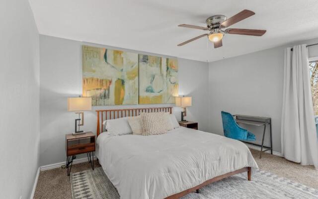 Charming Getaway near Tweety Bird Trail Backyard