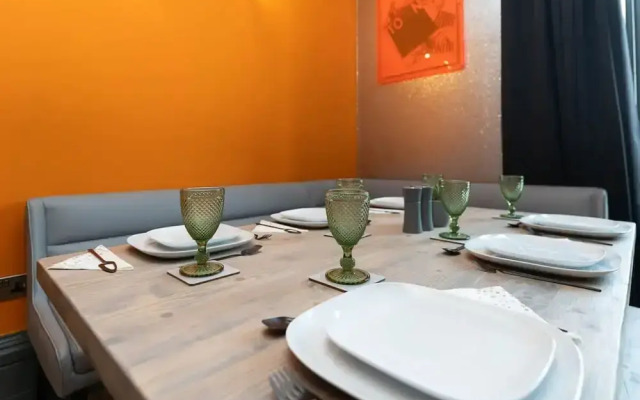 Host Stay Queens Maisonette