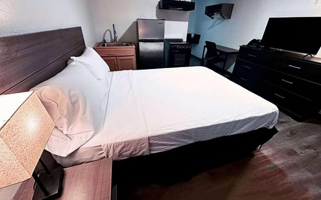 Studio City Suites, A Travelodge By Wyndham