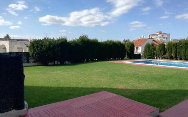 Apartament a Roses. Terrassa i piscina comunitaria