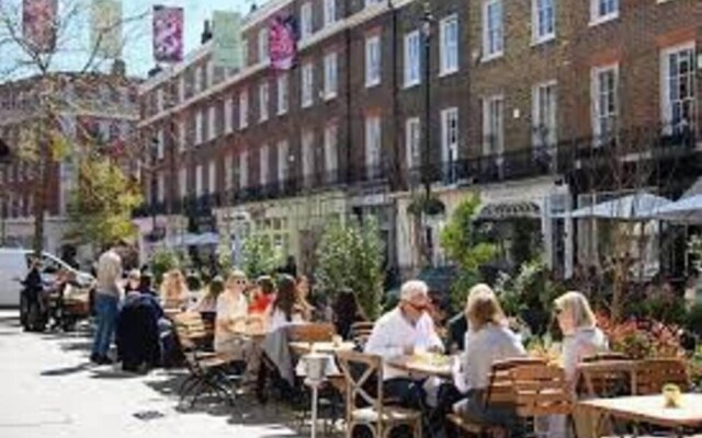 Stylish Central London Balcony Apartment