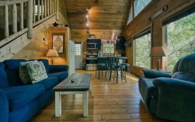 Cabin in Nature w/ Hot Tub & Games!