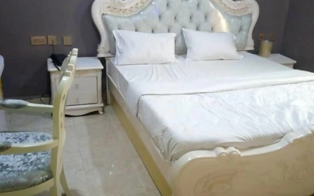 Gold Crown Hotel