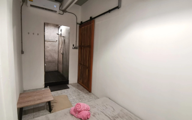 8 Sleepers Street Hostel