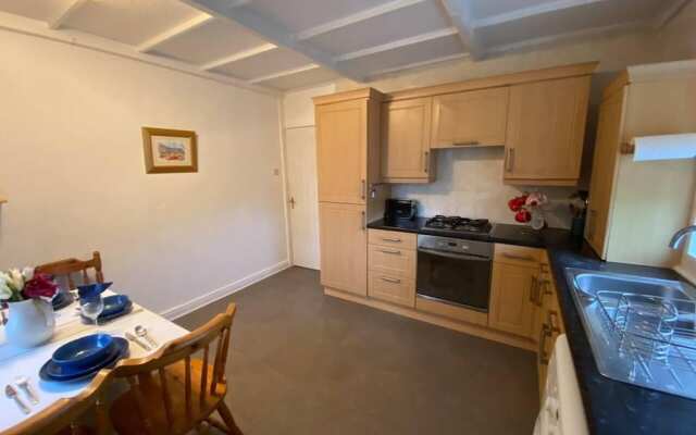 Quiet Secluded two Bedroom Bungalow With Parking