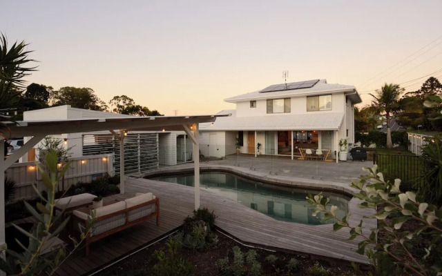 Tugun Retreat - 5BRM Home with Pool