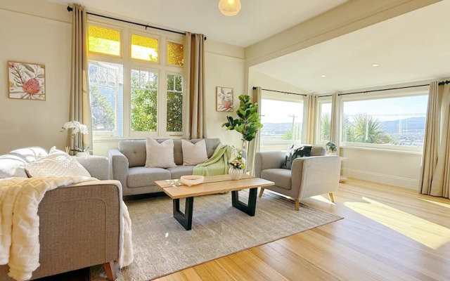 StayAU 2BR Home w/ Stunning Views in Tasmania