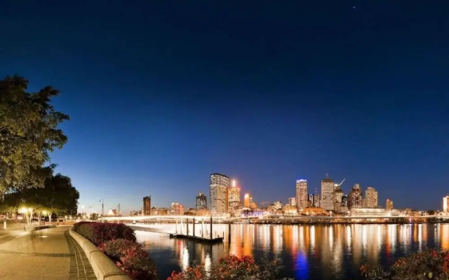 Sky High 2 Bedroom Apartment in Central Brisbane