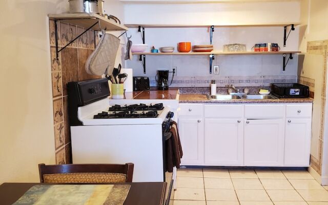 Pinecrest Inn & Suites