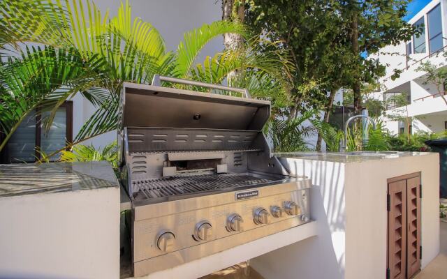 Jacuzzi on Terrace Penthouse by Olahola