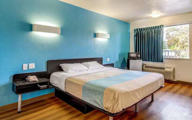 Motel 6 Waco, TX - Lacy Lakeview