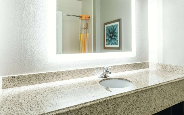 La Quinta Inn & Suites by Wyndham Phoenix I-10 West