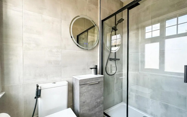 Stunning Detached Hidden King Suite Abode