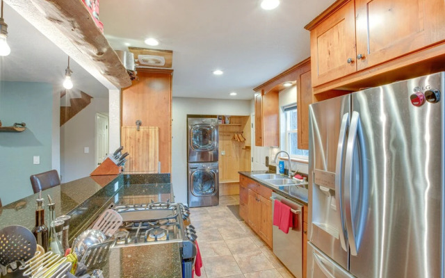 Idyllic Tahoe Home: 1 Mi to Heavenly Ski Resort!