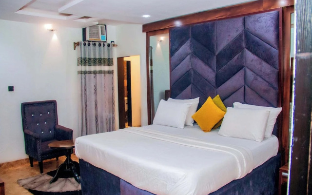 Vic & J Lounge and Hotel