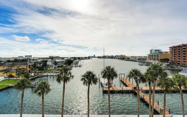 2 Blocks to Clearwater Beach: Walkable Coastal Gem