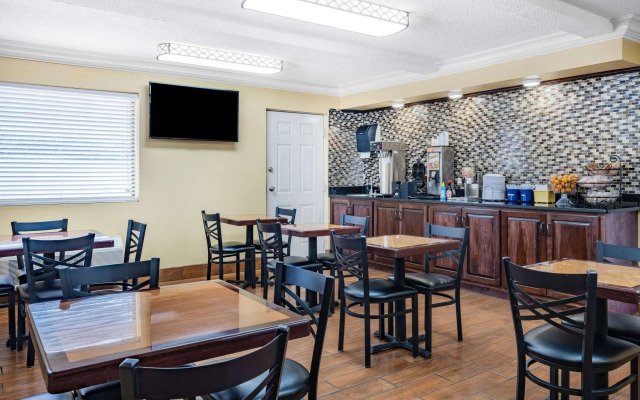 Days Inn by Wyndham Macon I-475