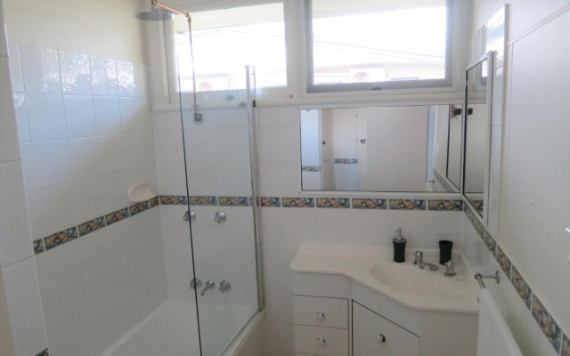 Edge Hill Clean & Green Cairns, 7 Minutes from the Airport, 7 Minutes to Cairns CBD & Reef Fleet Terminal – Bathroom – Cairns
