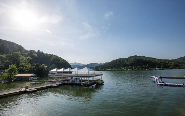 Parotia Waterhouse Hotel