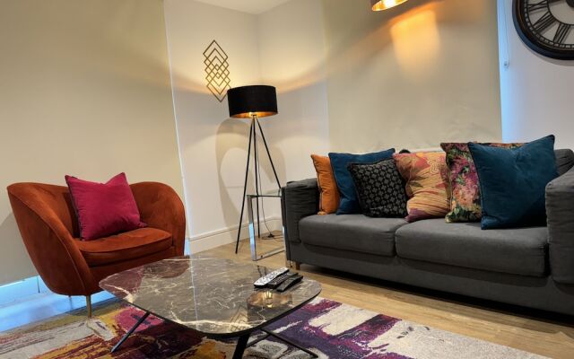 Stunning 2 Bed Apartment With Parking