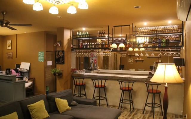 Ol'Masta Hotel & Lounge