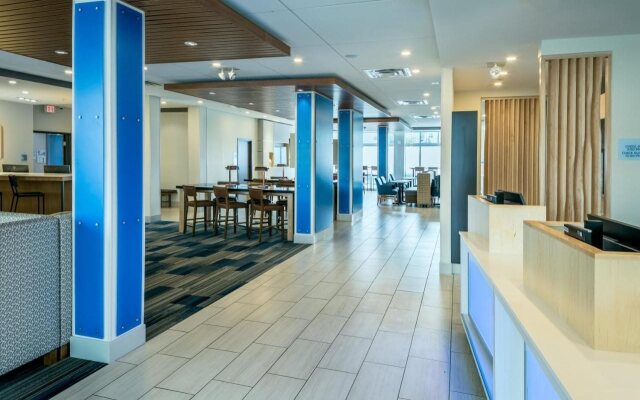 Holiday Inn Express & Suites Medford by IHG