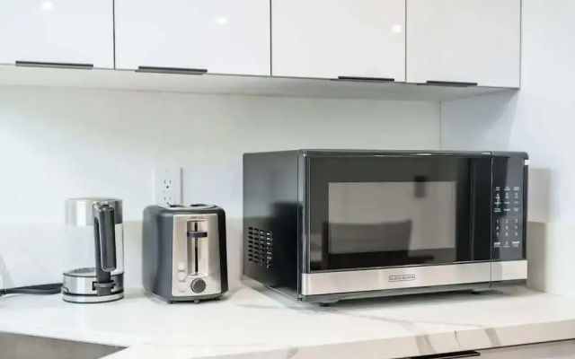 Not Affected by the Fire/modern Spacious Home With Parking & Fully Equipped Kitchen #3