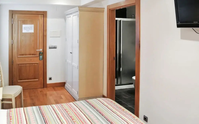 Hostal y Albergue Haizea - Hostel