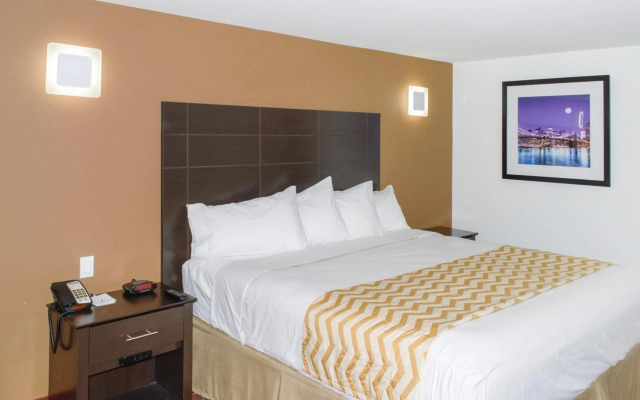 Travelodge by Wyndham Manhasset
