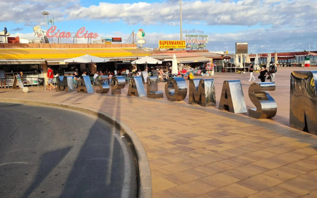 Parrot's House- Yumbo center