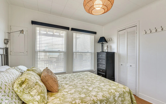 Pet-friendly Galveston Home - Walk to Beaches!