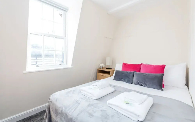 Taste Central London Living in Lush Home