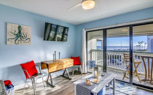 Casa Del Mar 208 - Red, White & Beach