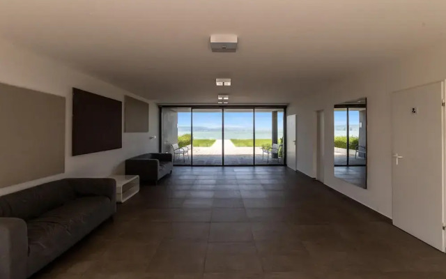 Lakefront Elegant Condo Lela