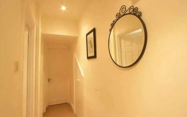 Modern 2 Bedroom Flat in Victoria - Zone 1