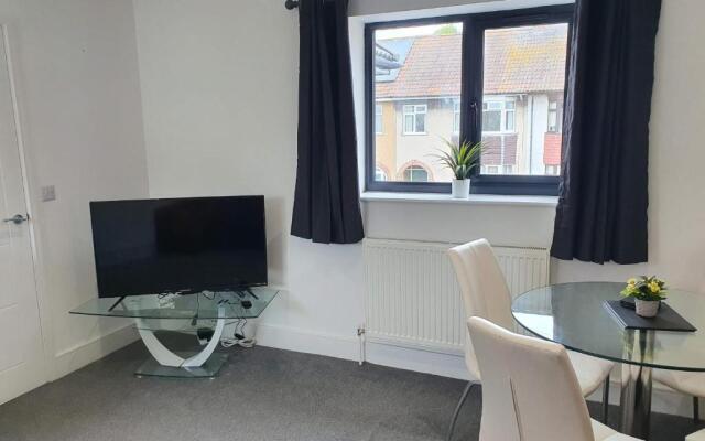 Elm Apartment by Cliftonvalley Apartments