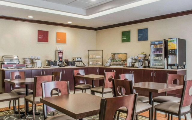 Comfort Inn & Suites Farmington - Victor