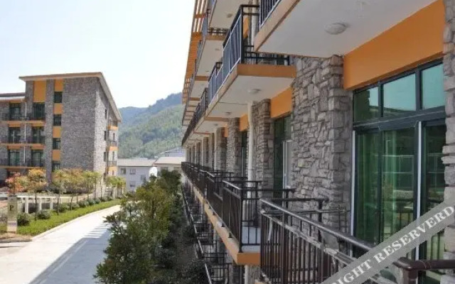 Wolong International Hotel